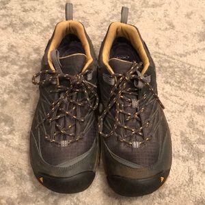Keen low top hiking shoes 8